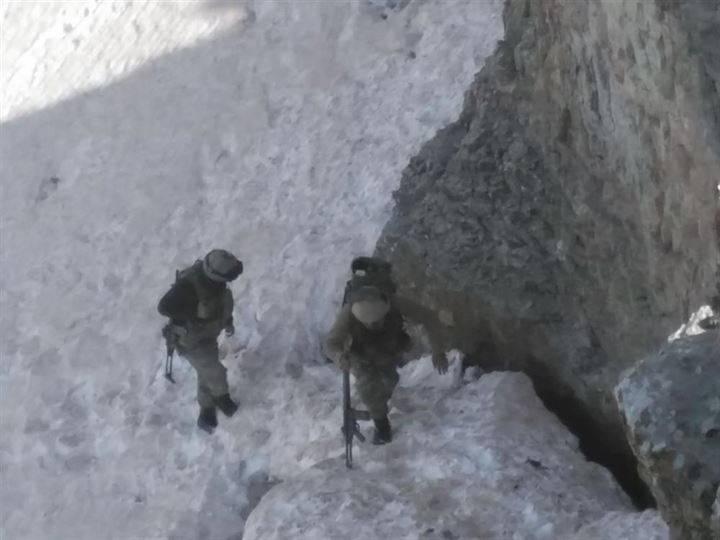 <p>Mehmetçik, kayalık arazide zarar görmemesi için zaman zaman mayın arama köpeklerini de sırtında taşıyor. TSK, operasyona ilişkin sosyal medya hesabından yeni fotoğraflar paylaştı. </p>