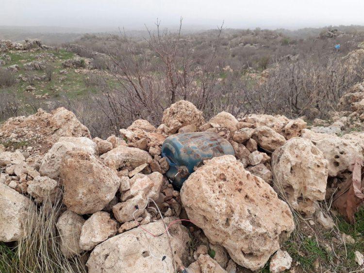 <p>Mardin'in Dargeçit ve Savur ilçeleri kırsal alanında düzenlenen operasyonlarda terör örgütü PKK'ya ait silah ve mühimmat ele geçirilirken, teröristlere yardım ettikleri ileri sürülen 3 kişi yakalandı. Valilikten yapılan yazılı açıklamada, 26 Mart'ta il Jandarma Komutanlığı ekiplerince, Dargeçit ilçesi kırsal alanında bölücü terör örgütü mensuplarını etkisiz hale getirmek, bunlar tarafından kullanıldığı değerlendirilen sığınak ve barınakları bularak imha etmek amacıyla operasyon düzenlendiği belirtildi.</p>
<p> </p>