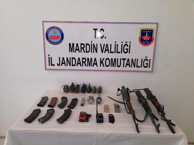 <p>Valilikten yapılan başka bir açıklamada ise, yine 26 Mart tarihinde il Jandarma Komutanlığı ekiplerince Savur ilçesinde istihbari çalışmalar sonucu bölücü terör örgütlerince kullanılan bir sığınağın tespit edildiği, sığınakta yapılan aramada, el yapımı patlayıcı yapımında kullanılan çok sayıda malzeme, çok sayıda örgütsel doküman ve yaşamsal malzeme ele geçirildiği de belirtildi.</p>

<p> </p>
