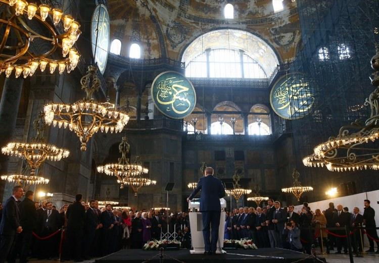 <p>Önümüzdeki 45 gün boyunca düzenlenecek sergi, seminer, panel ve konferansların, müzik dinletilerinin şehrimizin kültür hayatına canlılık katacağına inanıyorum. Bu projenin hayata geçmesine öncülük eden herkese şahsım ve milletim adına şükranlarımı sunuyorum.</p>