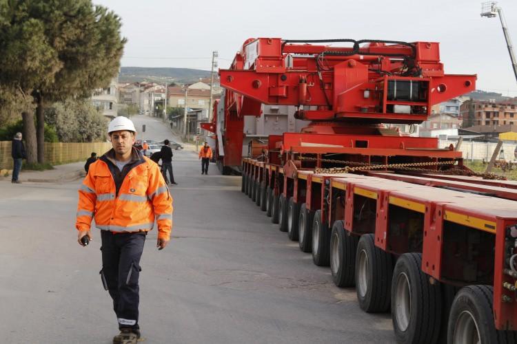 <p>Yolda giden devasa TIR'ı gören vatandaşlar şaşkınlıklarını gizleyemedi.</p>
