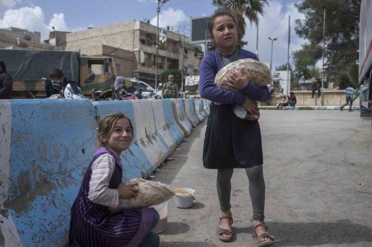 <p>Zeytin Dalı Harekatı'yla teröristlerden temizlenen Afrin'de terör örgütünün izleri silinmeye başlandı.</p>
