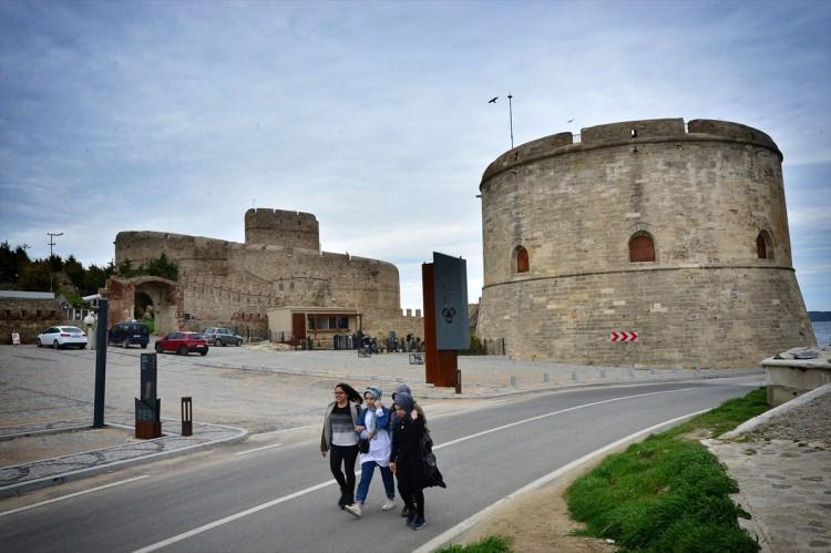 <p>Çanakkale Savaşları Gelibolu Tarihi Alan Başkanı İsmail Kaşdemir, Kilitbahir Kalesi'nin, anıtsal yapısı sergilemede kullanılan kalelerde yer alan öğelerle birlikte, Türkiye'nin aktif olarak kullanılan tek kale müzesi olduğunu belirtti.</p>