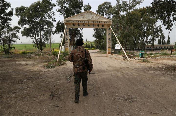 <p>Zeytin Dalı Harekatı kapsamında Özgür Suriye Ordusu'nun Afrin ilçe merkezinde yaptığı aramalarda terör örgütü YPG/PKK'nın sözde özel kuvvetleri HAT'ın eğitim, toplanma ve barınma yeri olarak kullandığı bir üssü daha ortaya çıkarıldı. </p>
