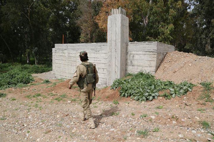 <p>AA muhabirine konuşan Özgür Suriye Ordusu komutanlarından İsmail Hac Süleyman, "Üs, eğitim alanı, koğuşlar, kadınlar için ayrı eğitim kampı ve komuta merkezinden oluşuyor." dedi. </p>

<p> </p>
