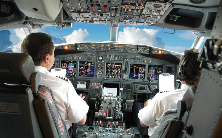 <p>Kendilerine geleceğin mesleği olarak pilotluğu görenlerin önemli bölümü ne havacılık ne de uçak sevgisi nedeniyle bu mesleği tercih ediyor. En önemli seçim nedeni, yüksek maaşlar.</p>
<p> </p>