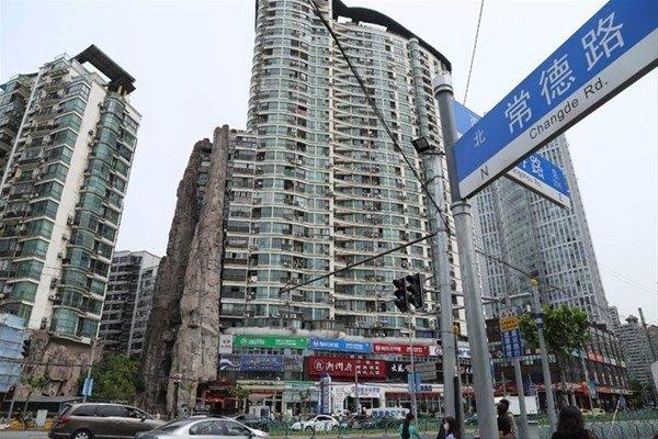 <p>Uzunluğu 50 metre olan ve 2003 yılında tamamlanan yapay dağ, tasarımıyla göz dolduruyor. </p>

<p> </p>
