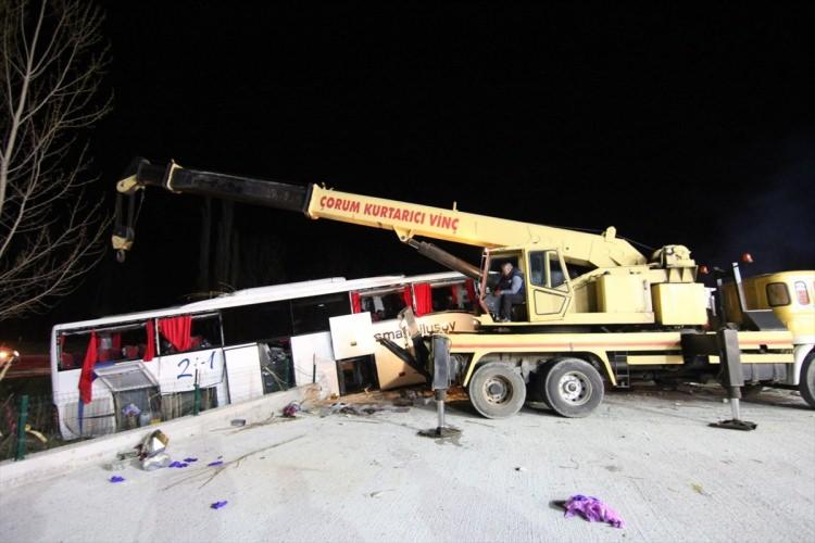 <p>Çorum'un Osmancık ilçesinde bir yolcu otobüsünün yol kenarında önce ağaçlara, sonra istinat duvarına çarpması sonucu 2 kişi öldü, 22 kişi yaralandı.</p>
