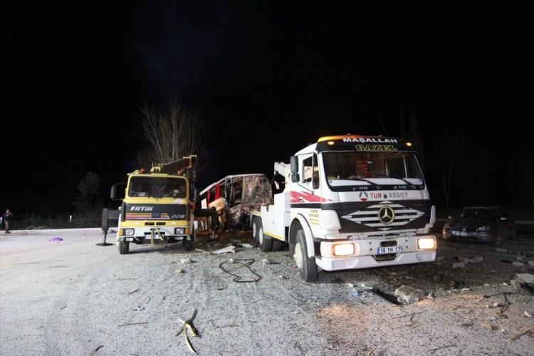<p>Otobüs, ekiplerin çalışmasının ardından iş makineleri yardımıyla kaza yerinden kaldırıldı.</p>
