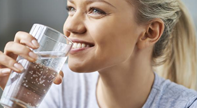 <p>Yapılan bir araştırmaya göre şekerli su içmek, vücuttaki hücre ve dokuları yenileyerek mide ağrılarına iyi geldiği açıklandı. Sizler için şekeli su içmenin vücuda diğer faydalarının neler olduğunu araştırdık. <strong>İşte şekerli su içmenin faydaları..</strong>.</p>
