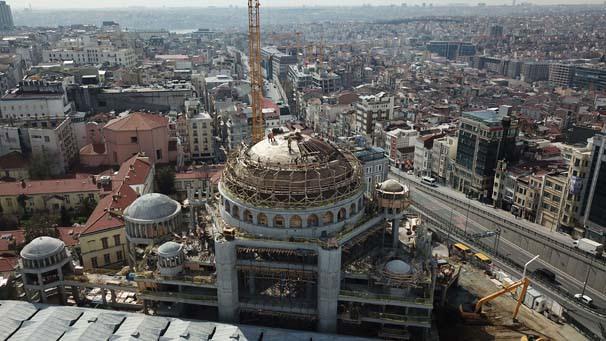 <p>Camideki inşaa çalışmaları kubbe bölümünde yoğunlaşmış durumda. İskele sistemi tamamlanmak üzere olan kubbeye önümüzdeki günlerde beton dökme işlemi yapılacak. Bu amaçla yoğun bir çalışmanın sürdüğü caminin kubbesinde onlarca işçi aynı anda çalışıyor.</p>
<p> </p>