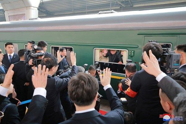 <p><span style="color:#FFFF00"><em><strong>Tarihi fotoğraf geldi! Gizem çözüldü...</strong></em></span></p>

<p>Kuzey Kore'den Çin'in başkenti Pekin'e giden gizemli trenin kimi taşıdığı resmen belli oldu: Kim Jong-un. İlk yurt dışı gezisini Çin'in başkenti Pekin'e gerçekleştiren Kuzey Kore lideri Kim ve mevkidaşı Xi'nin bir araya geldiği, gece yarısı 02.49'da dünyaya duyuruldu. Kim, ABD ve Güney Kore'nin iyi niyetli adımlarına yanıt vermesi halinde nükleer silahsızlanma sözüne bağlı kalacağına dair Çin'e güvence verdi.</p>

<p> </p>
