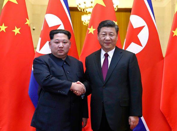 <p>Göreve geldiği 2011'den bu yana ilk kez yurt dışı gezisine çıkan Kim Jong-un, Çin lideri Xi Jinping ile bir araya geldi.</p>

<p> </p>
