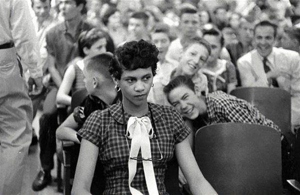 <p>ABD'de beyazların gittiği bir liseye giden ilk siyahi kadın Dorothy Counts ve kendisiyle alay eden erkekler, 1957</p>

<p> </p>
