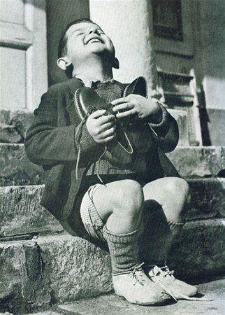<p>2. Dünya Savaşı zamanlarında Avusturyalı küçük bir çocuğun yeni ayakkabılarına kavuşma anı</p>

<p> </p>
