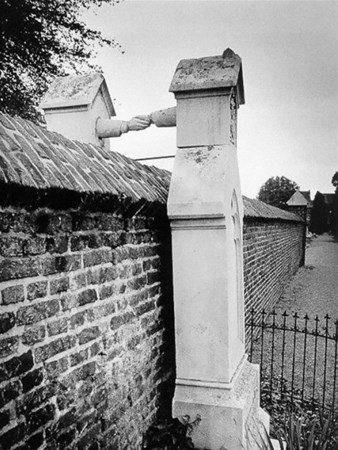 <p>1888 yılından, Hollanda'da katolik bir kadın ile protestan kocasının mezarları</p>

<p> </p>
