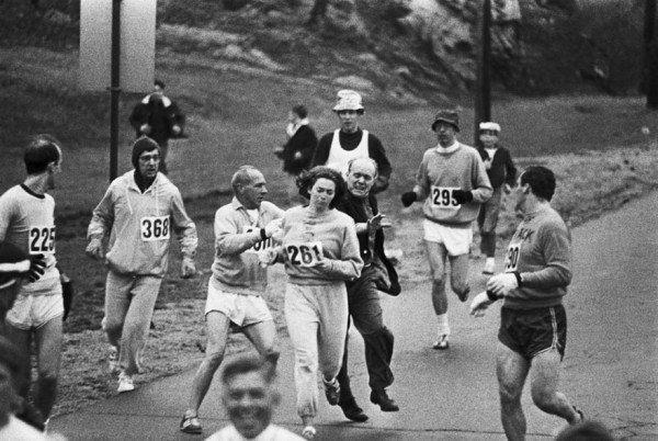 <p>1967 yılında Boston maratonu organizatörleri Kathrine Switzer'i yarıştan alıkoymaya çalışıyorlar. Ama o bu yarışı bitirmeyi başaran ilk kadın oluyor.</p>

<p> </p>
