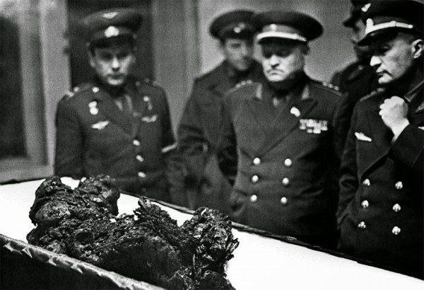 <p>Astronot Vladimir Komarov'un uzaydan düştükten sonra bedeninden kalanlar, 1967 </p>

<p> </p>
