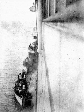 <p>Titanic'ten sağ çıkan insanların karaya inişi, 1912 </p>

<p> </p>
