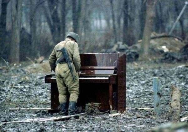 <p>Rus Askeri, Çenenistan`da Terk Edilmiş Bir Piyanoyu Çalarken, 1994</p>
<p> </p>