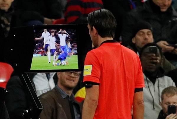 <p>Deniz Aytekin, video hakem kararıyla İtalya lehine penaltı kararı verdi. Penaltıda topun başına geçen Insigne atışı gole çevirdi ve karşılaşma 1-1'lik eşitlikle tammalandı</p>
<p> </p>