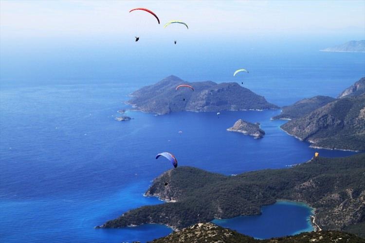 <p>Ölüdeniz'in ayrı bir havası ve güzelliği olduğuna işaret eden Selçukoğlu, "Babadağ'dan kalktıktan sonra lagünün, denizin güzelliğiyle doğa birleşiyor. Yüksek irtifada yapılan uçuşlar daha çok keyif veriyor. Bunlardan ötürü insanlar yamaç paraşütü için daha çok burayı tercih ediyor. Yaklaşık 2 bin metreden havalanarak yarım saat gökyüzünde kalıyoruz. İnsanlar hem uçuşun tadını alıyor hem de manzaranın keyfini yaşıyor." diye konuştu.</p>
