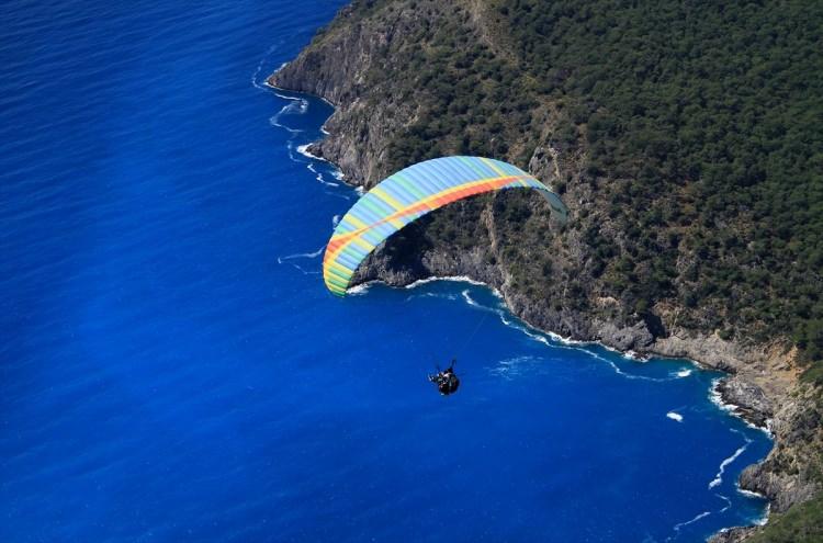 <p>Selçukoğlu, adrenalin tutkunlarının da gökyüzünde yaptıkları akrobasi hareketleriyle mutlu olduğunu ifade etti.</p>

