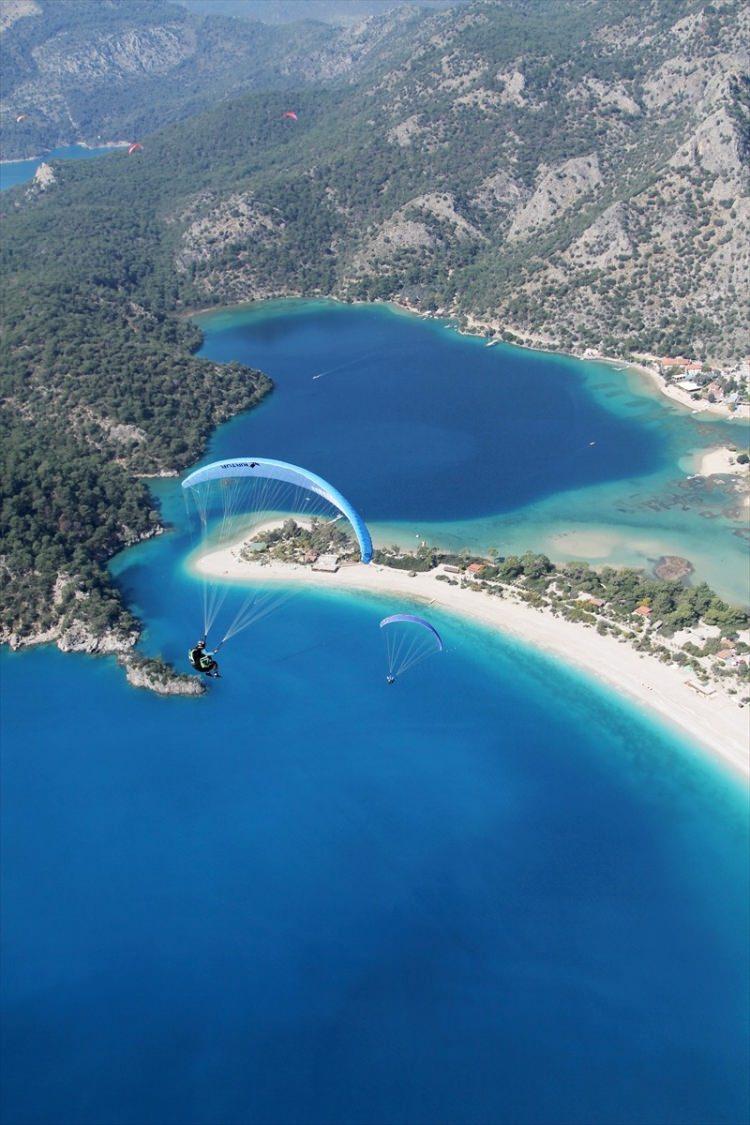 <p>Dünyanın en iyi yamaç paraşütü merkezleri arasında gösterilen Muğla'nın Fethiye ilçesinde, Babadağ Hava Sporları ve Rekreasyon Merkezi'nde kasım-şubat döneminde 5 bin 64 tandem (ikili), 797 single (tekli) uçuş yapıldı. </p>
