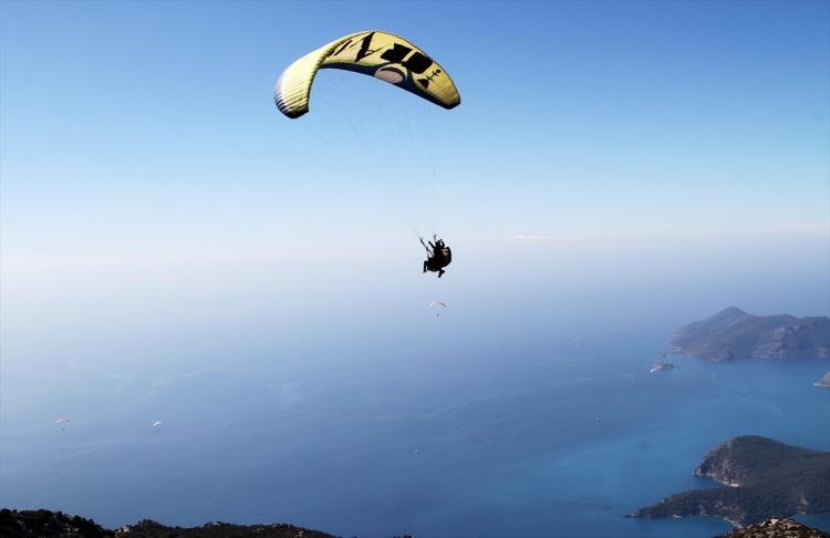 <p>Adrenalin tutkunu yerli ve yabancı turistlere ev sahipliği yapan Ölüdeniz Mahallesi'ndeki merkez, her yıl uçuş rakamlarını artırarak bölge ekonomisine önemli katkı sağlıyor. </p>
