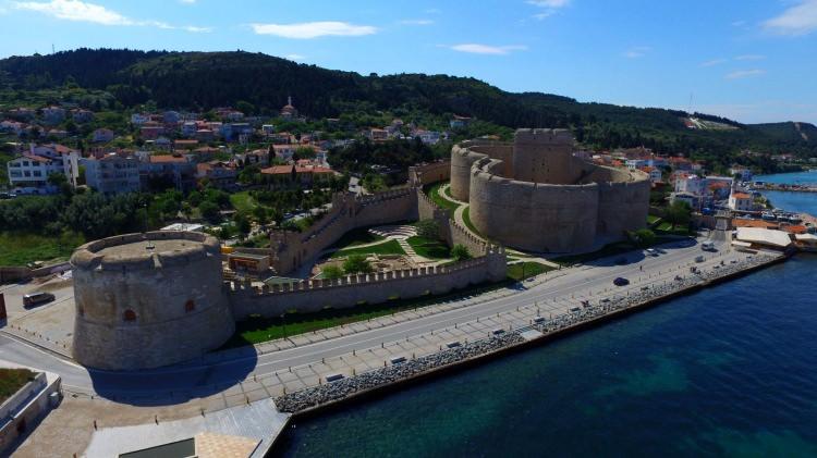 <p>Çanakkale Boğazı'nın güvenliği için 1462-1463 yıllarında Fatih Sultan Mehmet tarafından yaptırılan Avrupa Yakası'ndaki üç yapraklı yonca şeklindeki Kilitbahir Kalesi, 7 yıl süren restorasyon çalışmalarının ardından 'yaşayan müze' haline getirildi.</p>
<p> </p>