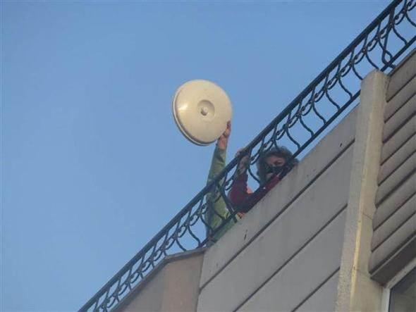 <p>Yangına uykuda yakalana bina sakinleri cam ve balkonlarda kurtarılmayı bekledi.</p>