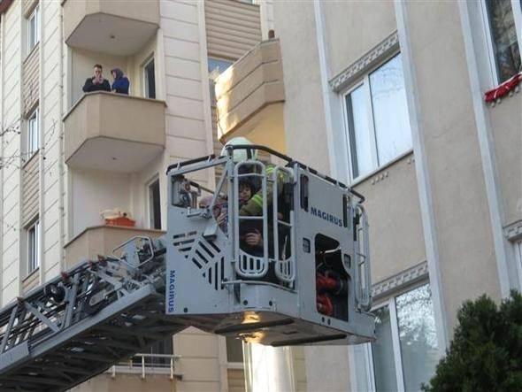 <p>Yangın itfaiyenin yaklaşık 1 saat süren çalışmaları sonucunda tamamen söndürüldü. Polisin yangınla ilgili soruşturması devam ediyor.</p>
