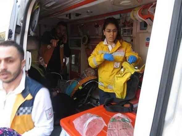 <p>Dumandan etkilenen 2 kişi ambulansla hastaneye kaldırılırken, hayati tehlikelerinin olmadığı öğrenildi. </p>
