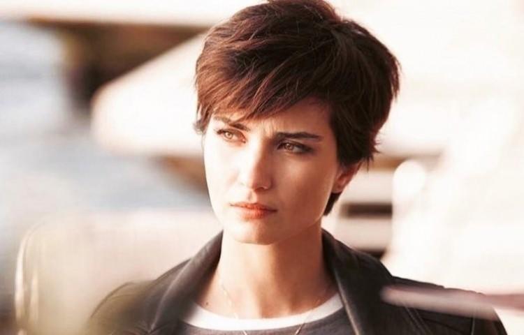 <p><strong>TUBA BÜYÜKÜSTÜN</strong></p>
<p>DEKOR VE SAHNE TASARIMCISI</p>