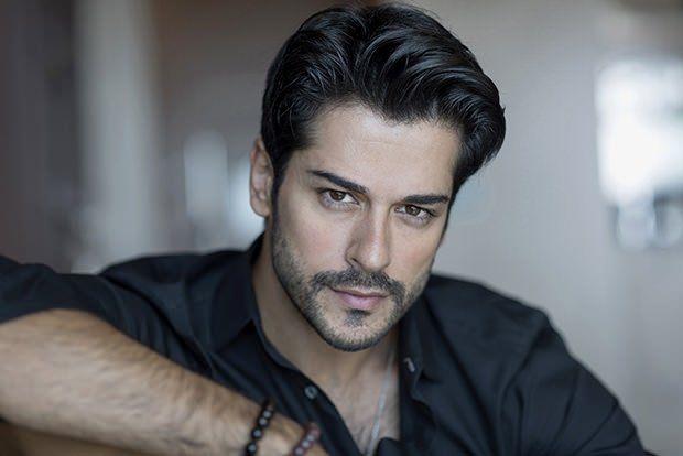 <p><strong>BURAK ÖZÇİVİT</strong></p>
<p>Marmara Üniversitesi Güzel Sanatlar Fakültesi'nde fotoğrafçılık eğitimi alarak hayata bu meslekle 'Merhaba' diyen Burak Özçivit için her şey babasının ondan habersiz Best Model Yarışması'na başvurmasıyla başladı.</p>