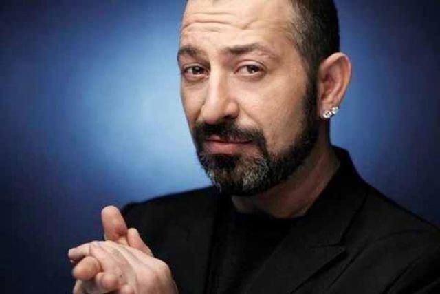 <p><strong>CEM YILMAZ</strong></p>
<p>Komedyen Cem Yılmaz, milyonların onu tanımadığı yıllarda insanları karikatürleriyle güldürüyordu. Karikatürist Yılmaz, daha sonra müzik ve oyunculuk hayatına adım attı.</p>