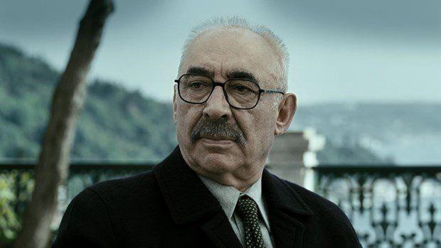 <p><strong>ŞENER ŞEN</strong></p>
<p>Bugün milyonların alkışladığı Şener Şen, bir dönem oyunculuk dışında her şeyi yaptı. Esas mesleği öğretmenlik olan Şen, fabrikada işçilik, şoförlük ve işportacılık da yaptı.</p>