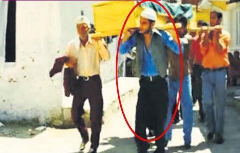 <p>2005 yılında Yılmaz Erdoğan'ın 'Organize İşler' filminde figüran olarak yer alan bu oyuncuyu bu aralar ekranda sıkça görüyoruz. Bu ünlü Murat Yıldırım'dan başkası değil.</p>
<p> </p>
