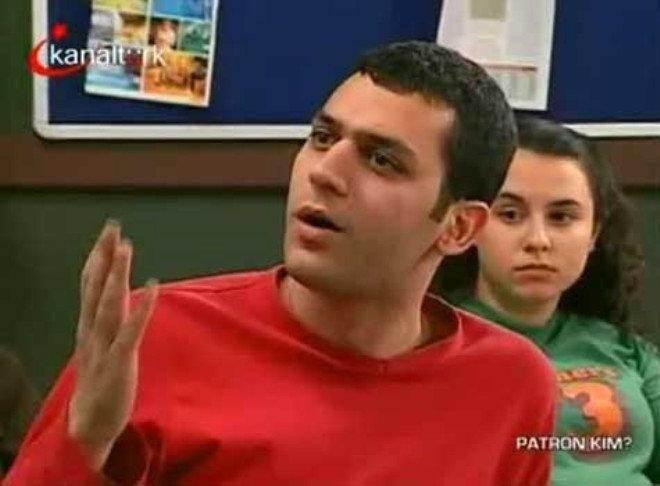 <p>Aslında kariyerine TV ekranında başladı Murat Yıldırım. 1999 yılında ''Ayrılsak da Beraberiz'' adlı dizide oynadı. Sonra ''Patron Kim?'', ''Ölümsüz Aşk'', ''Hayat Bilgisi'' geldi. En çok dikkat çektiği dizi ise 'Bütün Çocuklarım' oldu. Sonra 'Büyük Yalan' ve onu kariyerini zirvesine taşıyan 'Fırtına' dizilerinde boy gösterdi. 2005 yılında 'Organize İşler' filminde de göründü Murat Yıldırım.</p>
<p> </p>