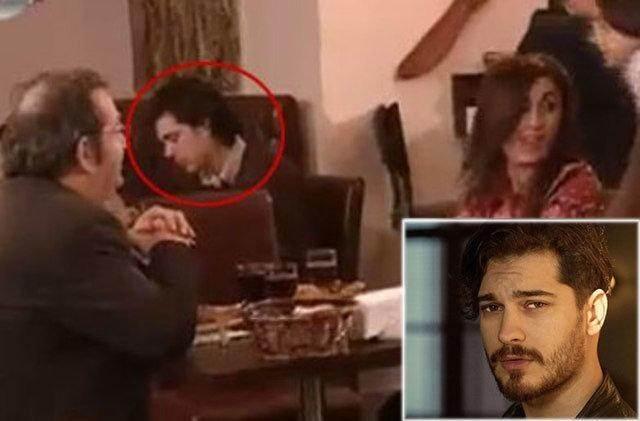 <p>Yakışıklı oyuncu Çağatay Ulusoy'un figüranlık yaptığı yıllarda, Kanal D'nin efsane dizisi ''Arka Sokaklar''da gözüktü.</p>
<p> </p>