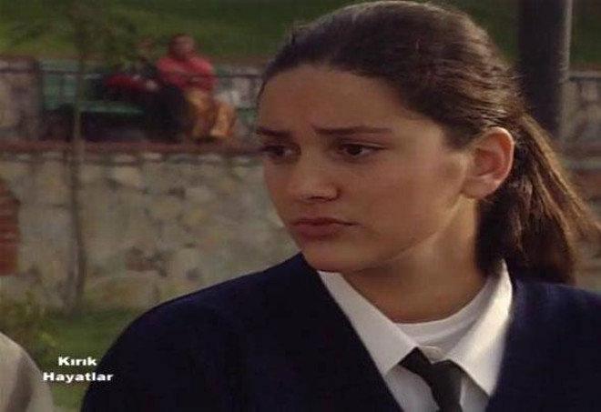 <p>Bergüzar Korel - Kırık Hayatlar (1998)</p>

<p> </p>

