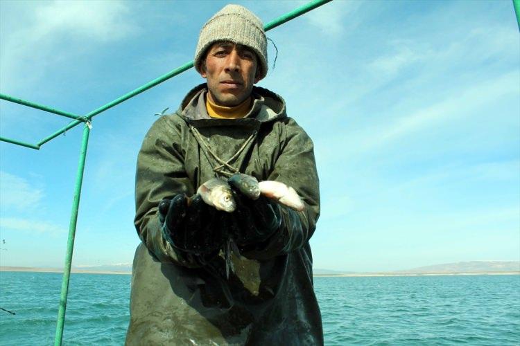 <p>Van'ın Erciş ilçesinde balıkçılar, yıllardır tekneleri ile Van Gölü'nün maviliklerinde avlanarak geçimlerini sağlıyor.</p>
