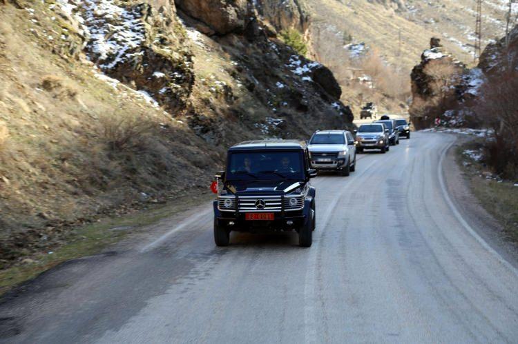 <p>Güvenlik kaynaklarından alınan bilgiye göre, Tunceli bölgesinde, son 1 yılda büyük darbe vurulan ve eylem yapamaz hale getirilen PKK'lı teröristlere, 'kış üslenmesi'nden çıkıp, eylem yapmaları konusunda Kandil'den şifreli telsiz mesajları gönderildi.</p>
<p> </p>