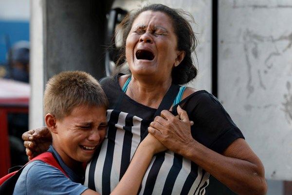 <p>Carabobo eyaletine bağlı Valencia kentindeki yangın, mahkumların uyku minderlerini yakmasıyla başladı.</p>

<p>&nbsp;</p>
