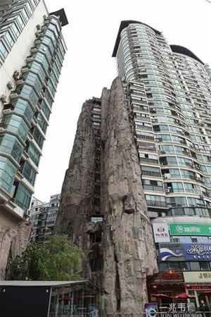 <p>Diğer yandan Feng Shui'ye göre tasarlanan suni dağın yetersiz aydınlatma sistemine sahip olduğu iddia ediliyor.  </p>

<p> </p>
