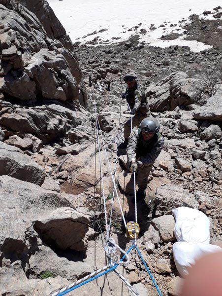 <p>Mehmetçik, Hakkari'nin Şemdinli ilçesinin Irak  sınırında PKK'lı teröristlere yönelik başlatılan operasyon kapsamında 2 bin 400  rakımdaki Balkaya Dağları'na makara ve halat yardımıyla malzeme taşıyarak yeni üs  kuruyor.</p>

<p> </p>
