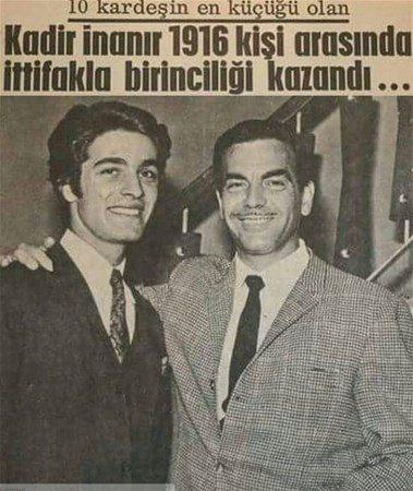 <p>Kadir İnanır, birinci olduğu Saklambaç Gazetesi Fotoroman Yarışması'nda jüri üyesi Ayhan Işık ile birlikte (1968)</p>

<p> </p>
