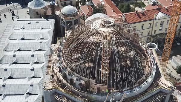 <p>Caminin altında 4 kat otopark bulunacağı belirtildi. Giriş katı kültür merkezi olarak yapılması planan caminin 2018 yılı içinde ibadete açılması planlanıyor.</p>

<p> </p>
