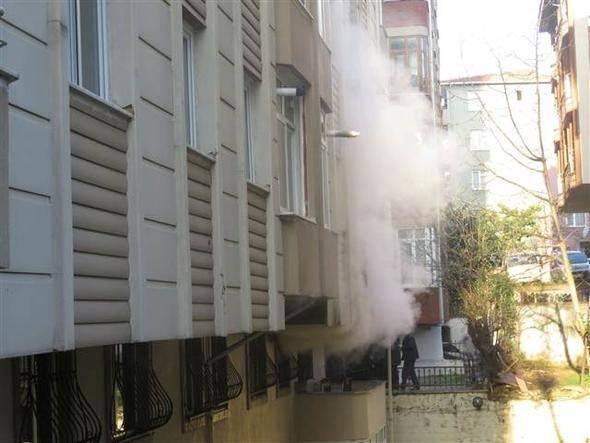 <p>İstanbul Ümraniye'de 5 katlı bir binada çıkan yangında 2 kişi dumandan etkilenerek hastaneye kaldırılırken, mahsur kalan 17 kişi itfaiyenin yardımıyla merdiven aracıyla kurtarıldı.</p>
