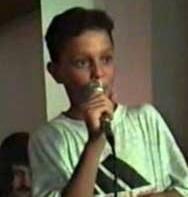 <p>Bu çocuk günümüzün ünlü şarkıcılarından biri. Ama belli ki bu alanda kariyer yapmayı daha o zamanlar kafasına koymuş. Bundan yaklaşık 21 yıl önce bir düğünde şarkı söylerken görüntülenen bu ünlü bakın kim..</p>

<p> </p>
